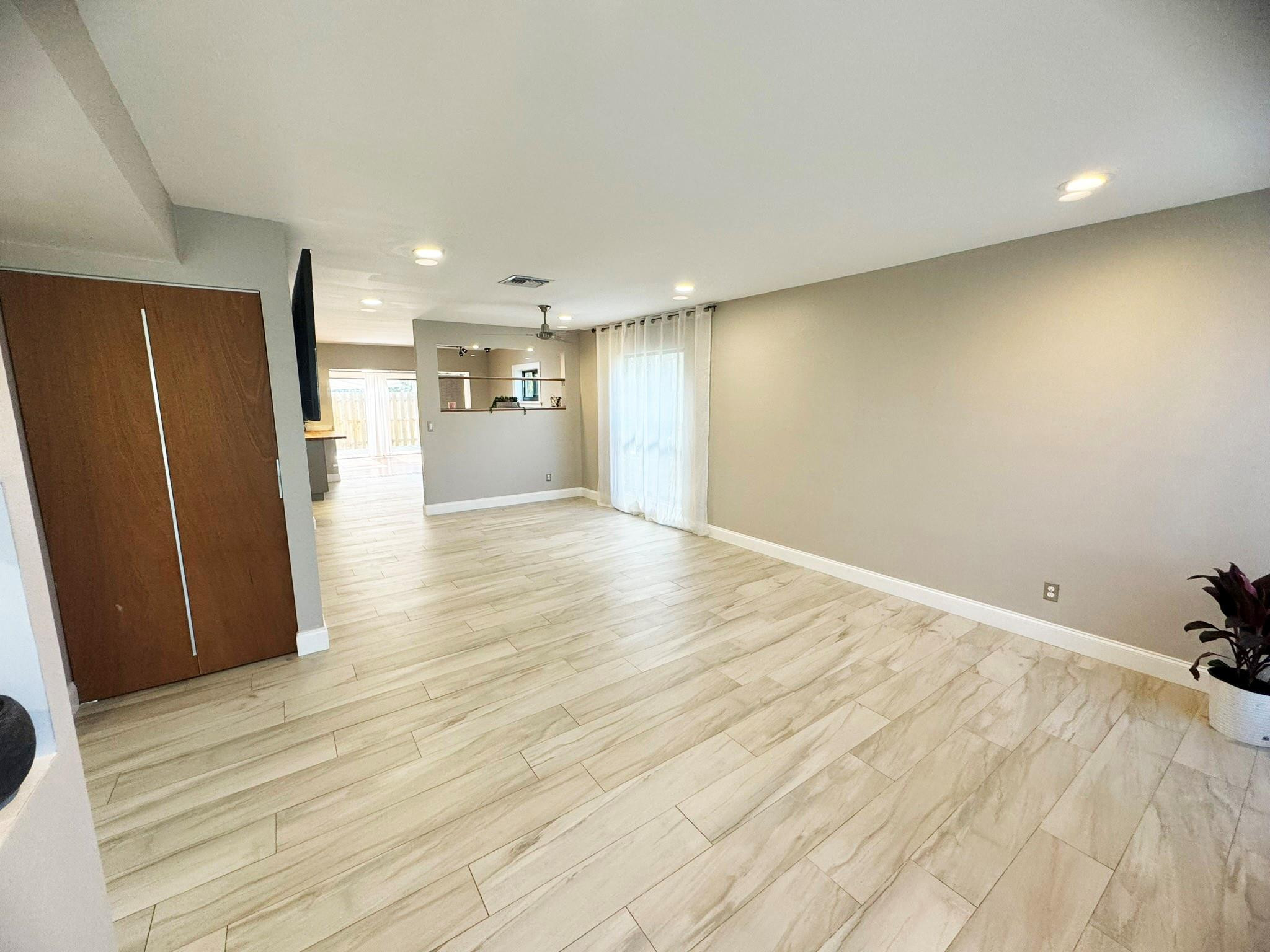 SANDTREE - Residential Lease