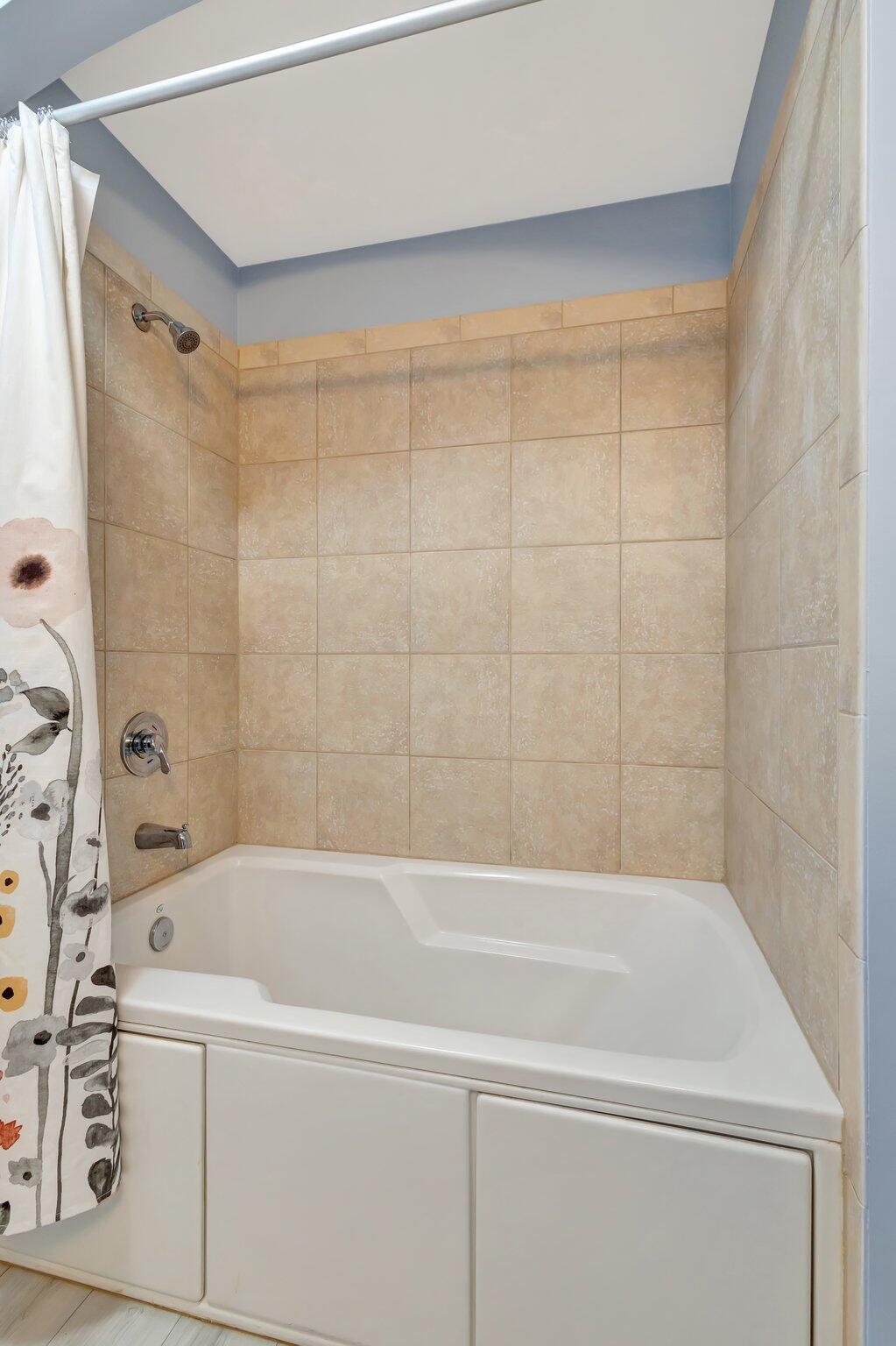 VIZCAYA LAKES CONDO - Residential