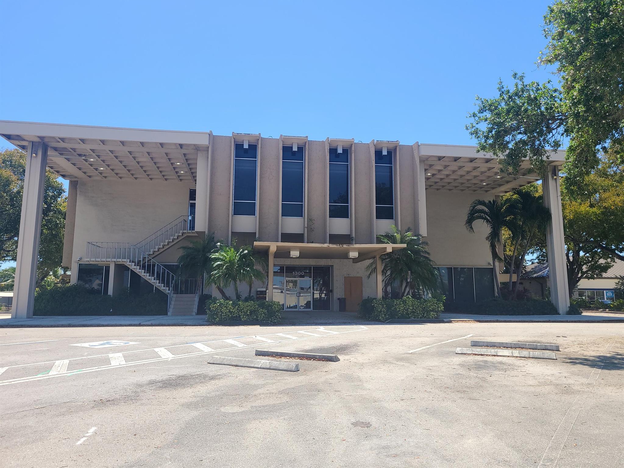 Large executive suite locked building central location. Includes electric and internet.