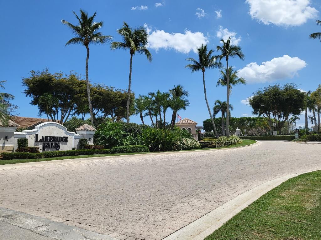 Photo of 12404 Lakeridge Falls Drive, Boynton Beach, FL 33437 (MLS # R11130025)