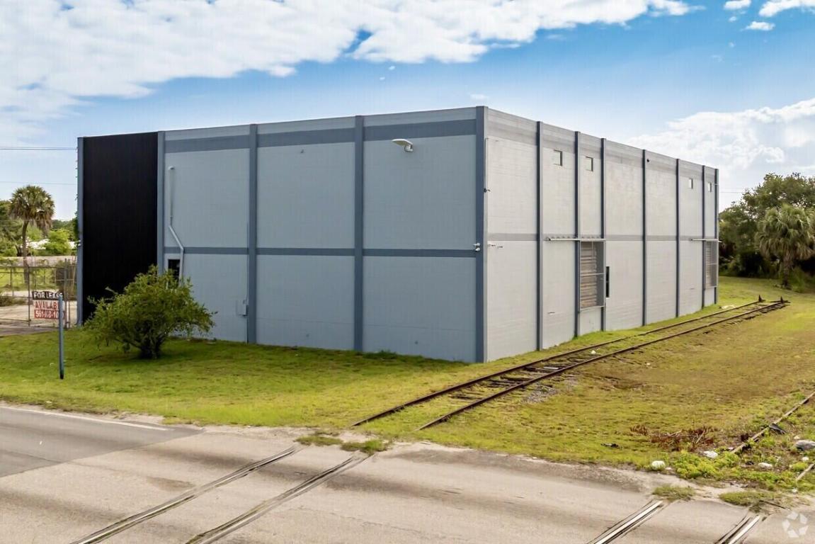 3490 Oleander Avenue