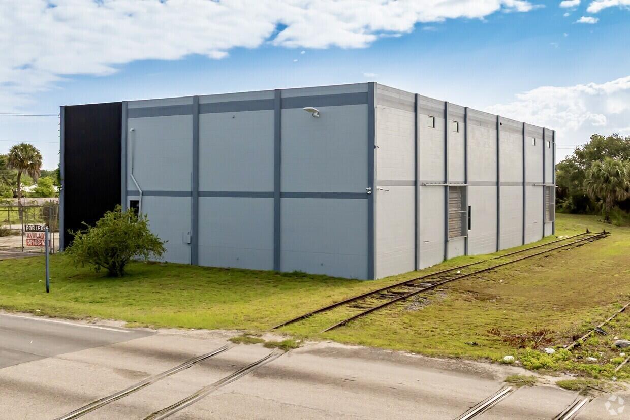 3490 Oleander Avenue