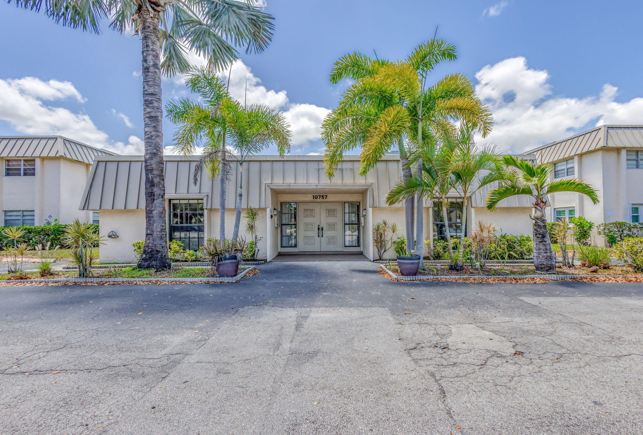 TRAILS END VILLAS INC CONDO LTS 5 TO 9 PT OF LTS 1 - Residential