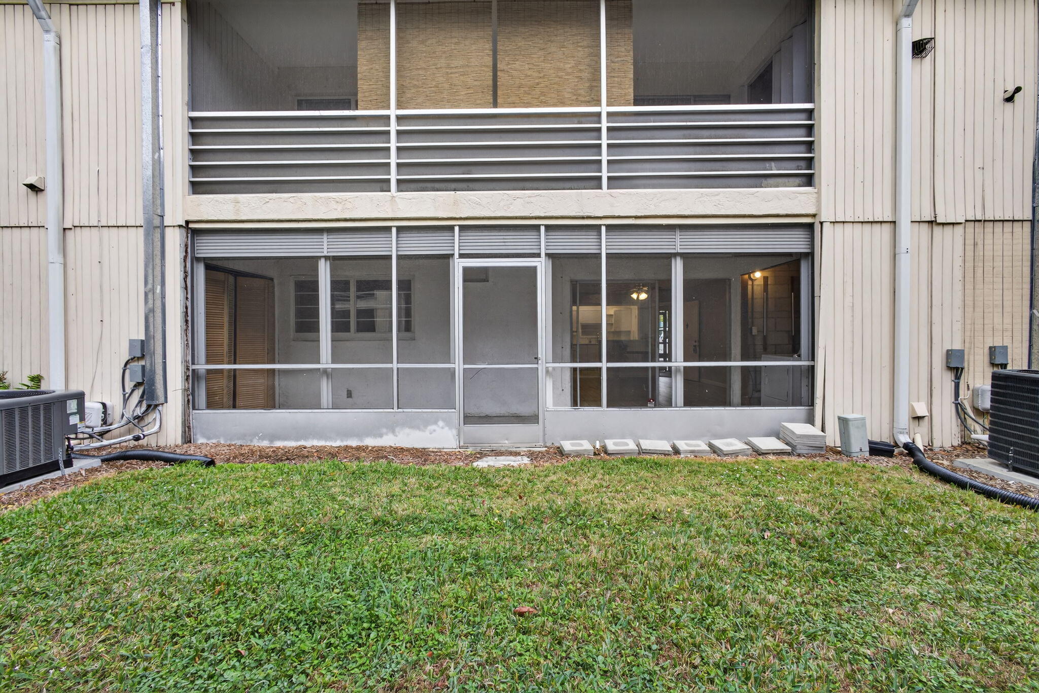 TRAILS END VILLAS INC CONDO LTS 5 TO 9 PT OF LTS 1 - Residential