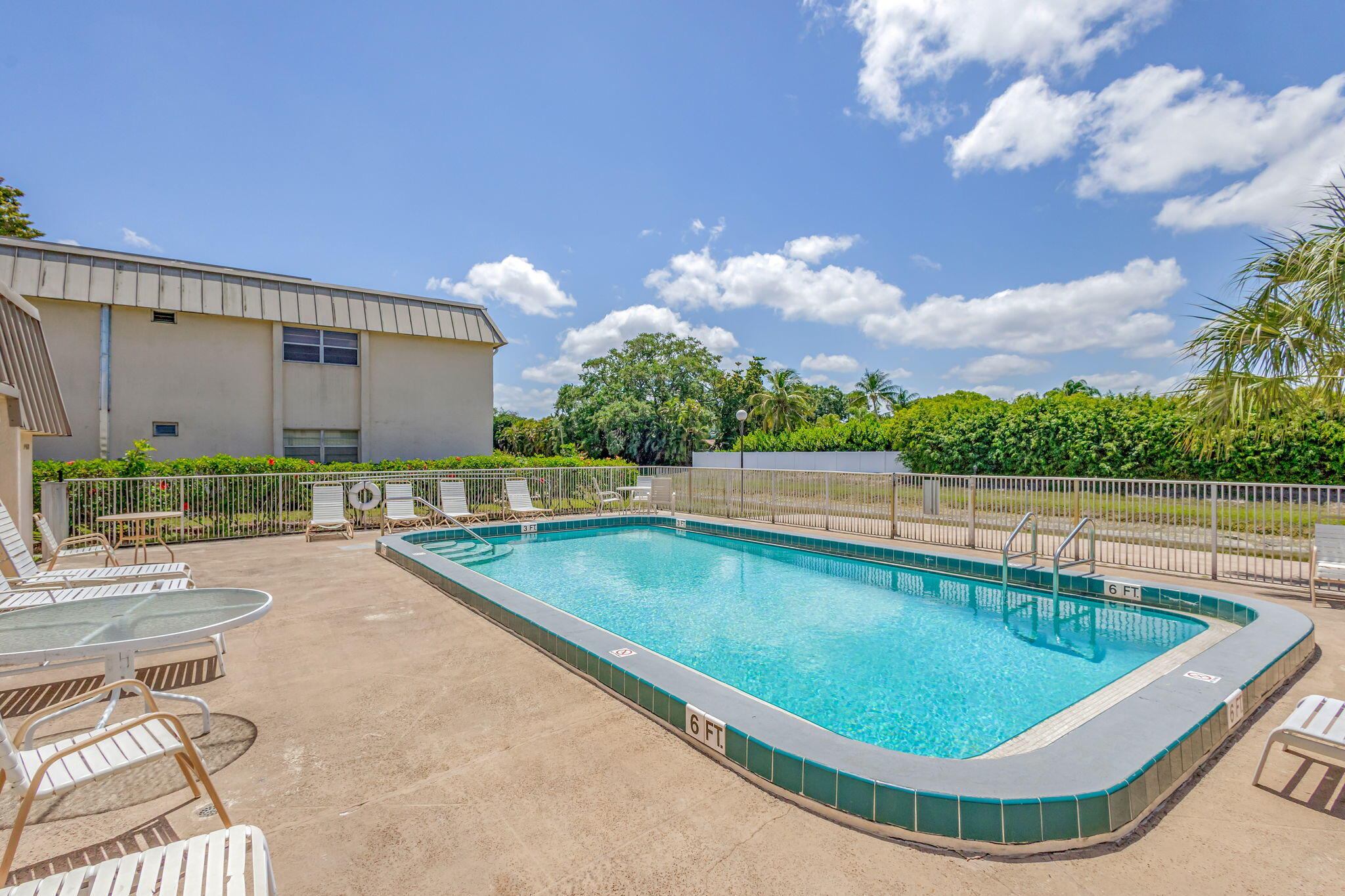 TRAILS END VILLAS INC CONDO LTS 5 TO 9 PT OF LTS 1 - Residential