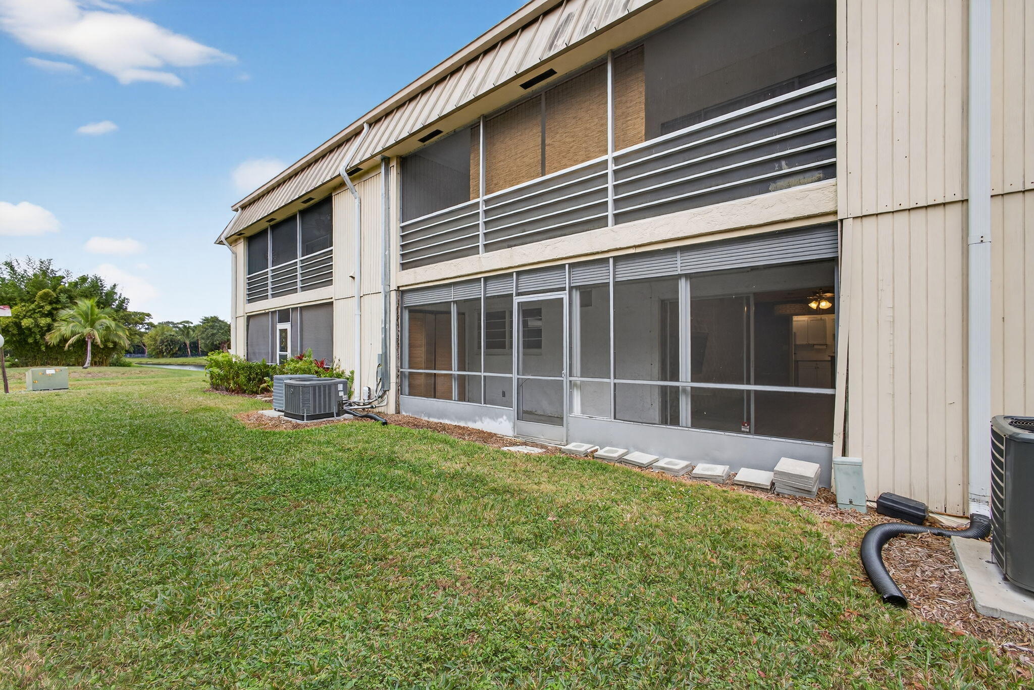 TRAILS END VILLAS INC CONDO LTS 5 TO 9 PT OF LTS 1 - Residential