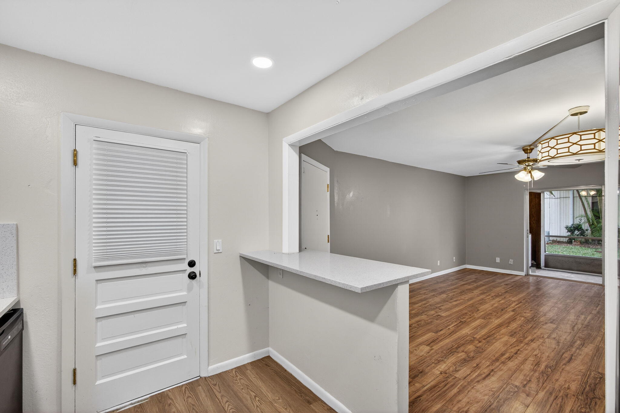 TRAILS END VILLAS INC CONDO LTS 5 TO 9 PT OF LTS 1 - Residential