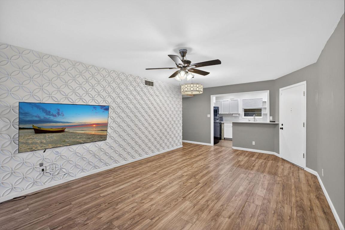 TRAILS END VILLAS INC CONDO LTS 5 TO 9 PT OF LTS 1 - Residential