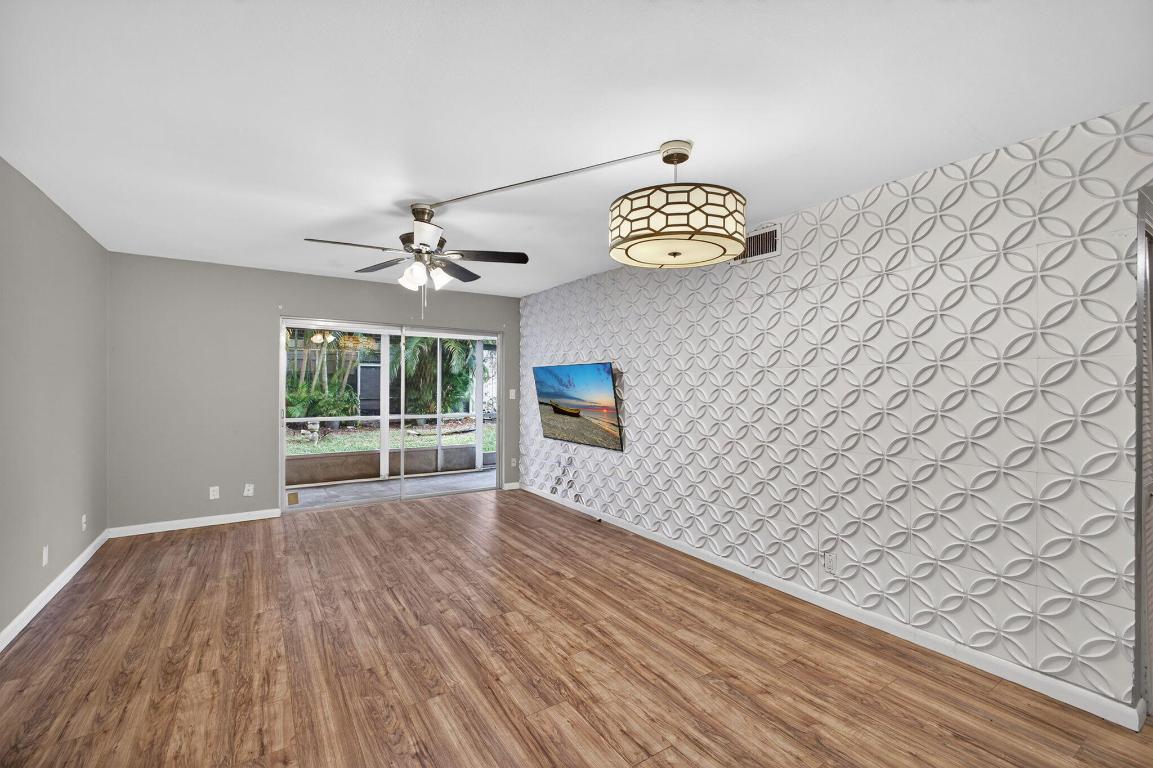 TRAILS END VILLAS INC CONDO LTS 5 TO 9 PT OF LTS 1 - Residential