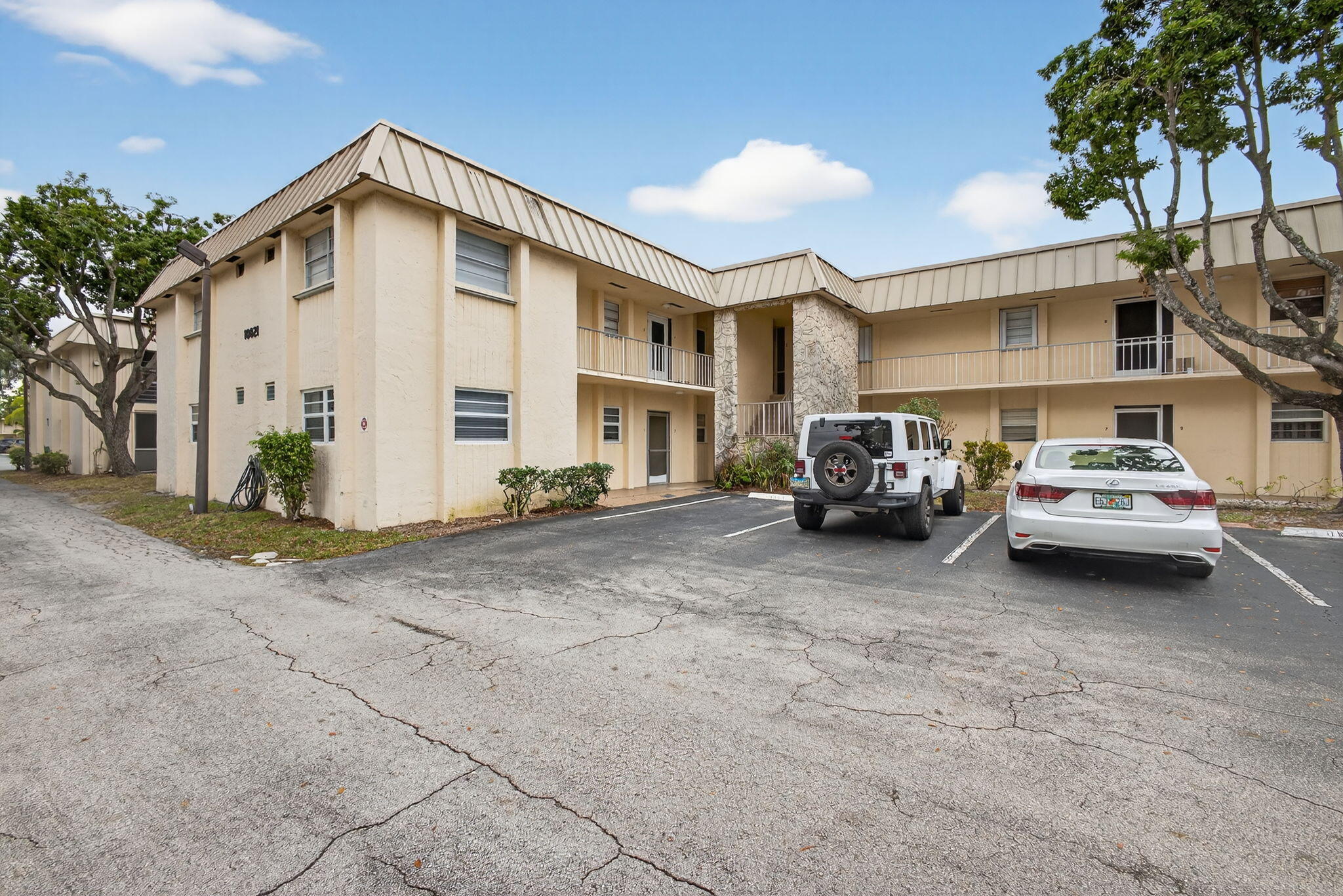 TRAILS END VILLAS INC CONDO LTS 5 TO 9 PT OF LTS 1 - Residential