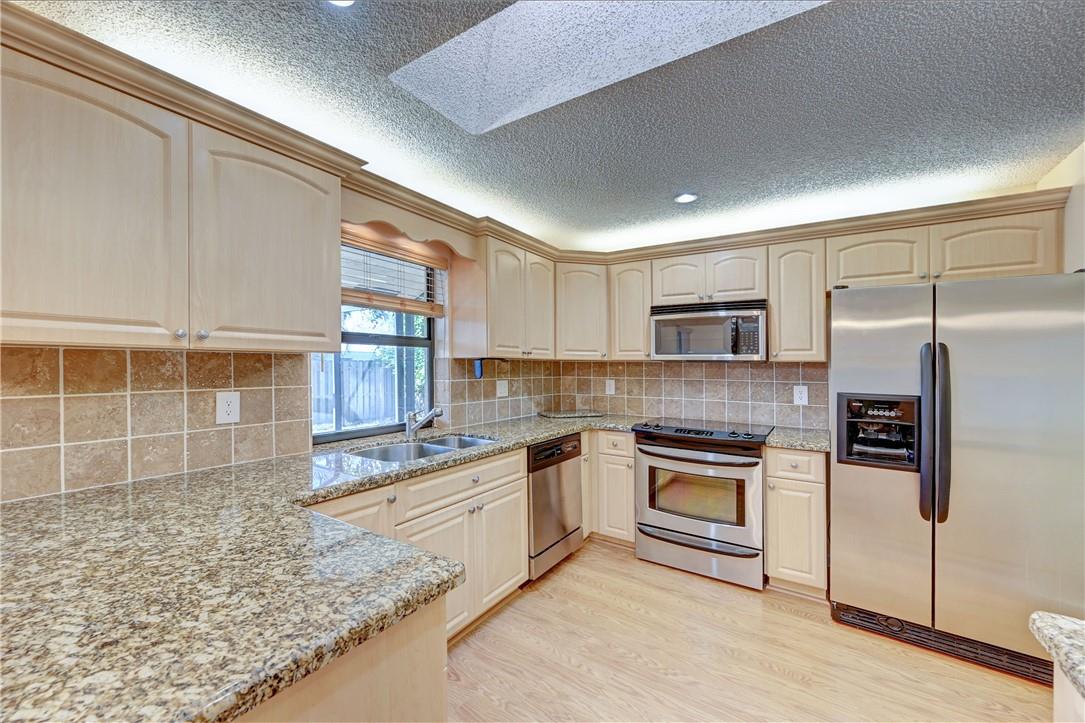 8221 NW 49th St