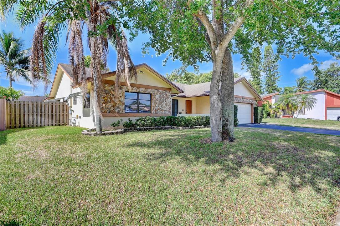 8221 NW 49th St