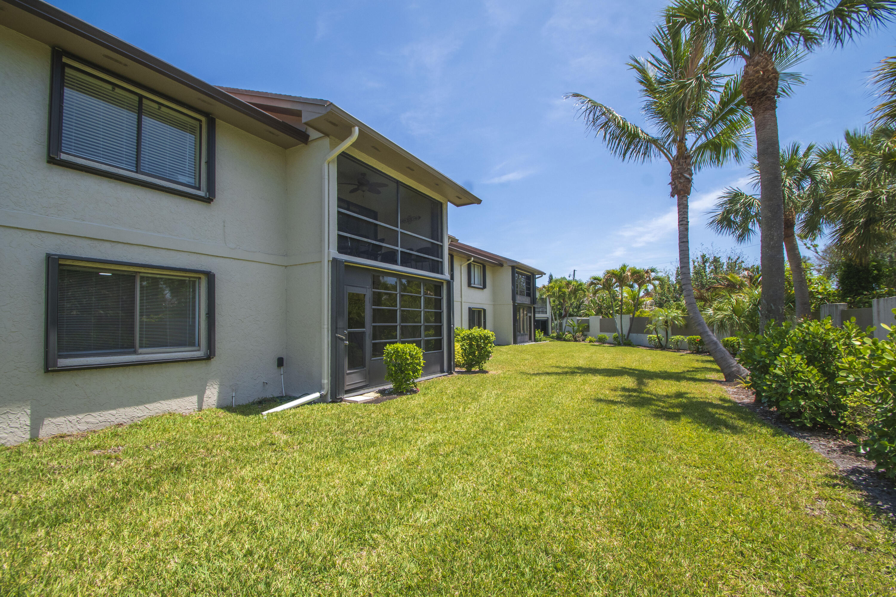 1600 NE Dixie Highway 10-103, Jensen Beach, FL, 34957/$235,000 2 1600 NE Dixie Highway 10-103
