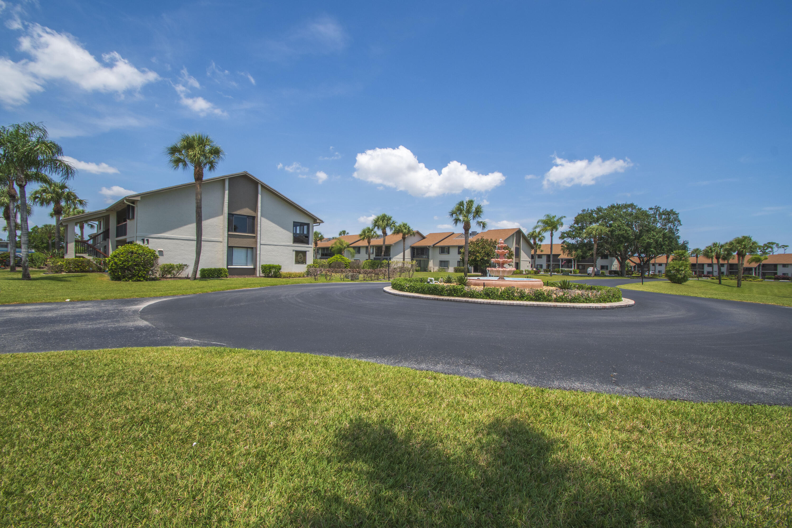 1600 NE Dixie Highway 10-103, Jensen Beach, FL, 34957/$235,000 3 1600 NE Dixie Highway 10-103