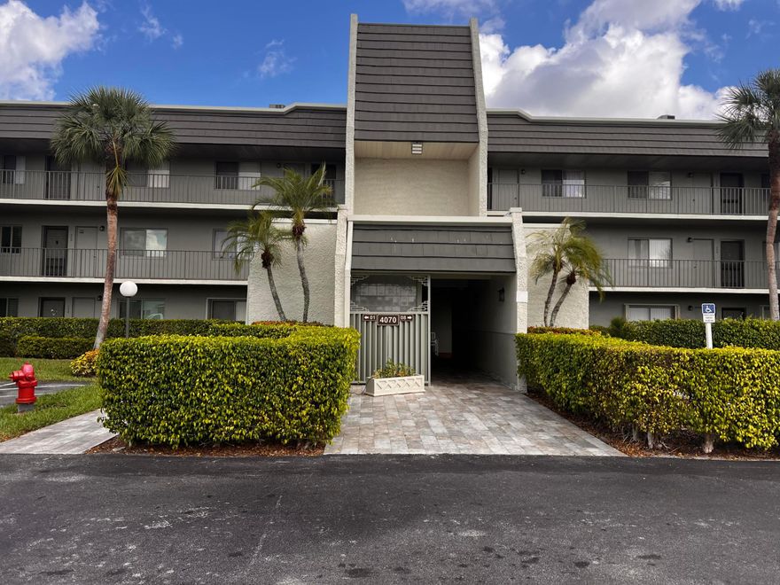 Spacious 2 bedroom 2 bath condo in the desirable community of  The Fountains.  As you drive past the 24 hr. manned security gate, you will find a beautifully manicured landscape filled with lush vegetation creating  a tropical vibe.  2 large bedrooms and 2 bathrooms and an open living room and dining room make it easy to entertain guests or have some peace and quiet.  Come see for yourself what this unit and the fountains have to offer.