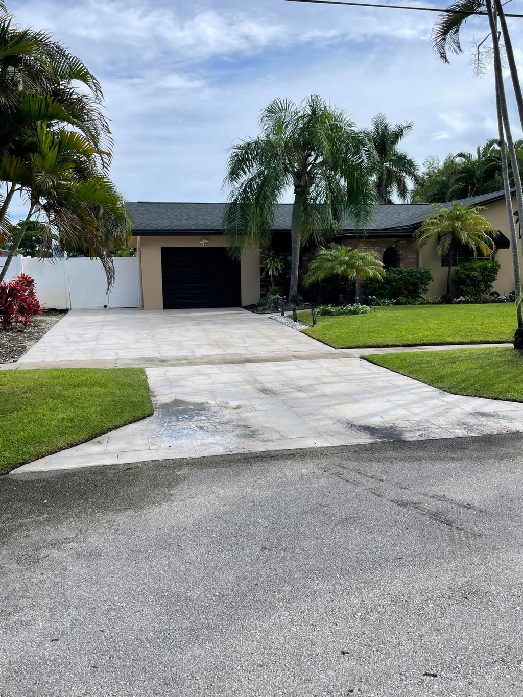 Photo of 79 OREGON Lane, Boca Raton, FL 33487 (MLS # B26079052)