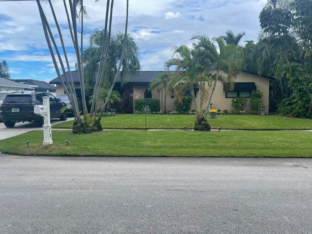 Photo of 79 OREGON Lane, Boca Raton, FL 33487 (MLS # B26079052)