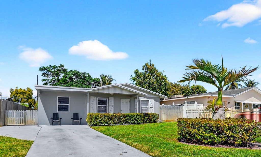 Photo of 5721 Coconut Road, West Palm Beach, FL 33413 (MLS # B26010876)