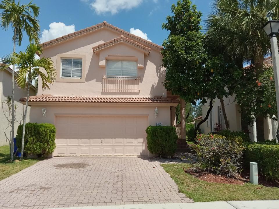 Newly Updated Home in Hollywood!
This beautifully renovated home features a brand-new kitchen with Calacatta quartz countertops and sleek cabinetry, along with luxury flooring throughout. Enjoy peace of mind with a brand-new HVAC system already installed. Don’t miss your chance to call this gem your home—apply now before it’s gone!