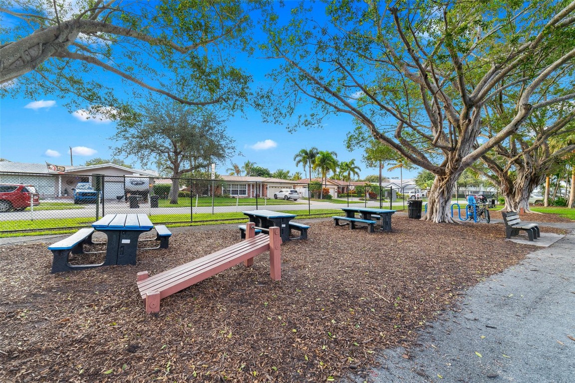 IMPERIAL POINT COLONNADES - Residential