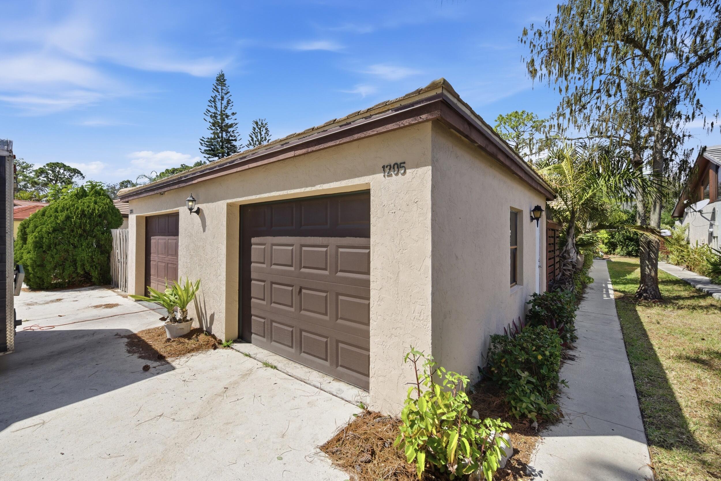 SUGAR POND MANOR OF WELLINGTON - Residential