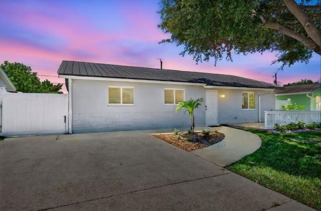 Photo of 516 E Whitney Drive, Jupiter, FL 33458 (MLS # R11153003)