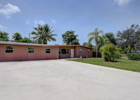 Property photo of 612 Hibiscus Drive, Royal Palm Beach, FL 33411