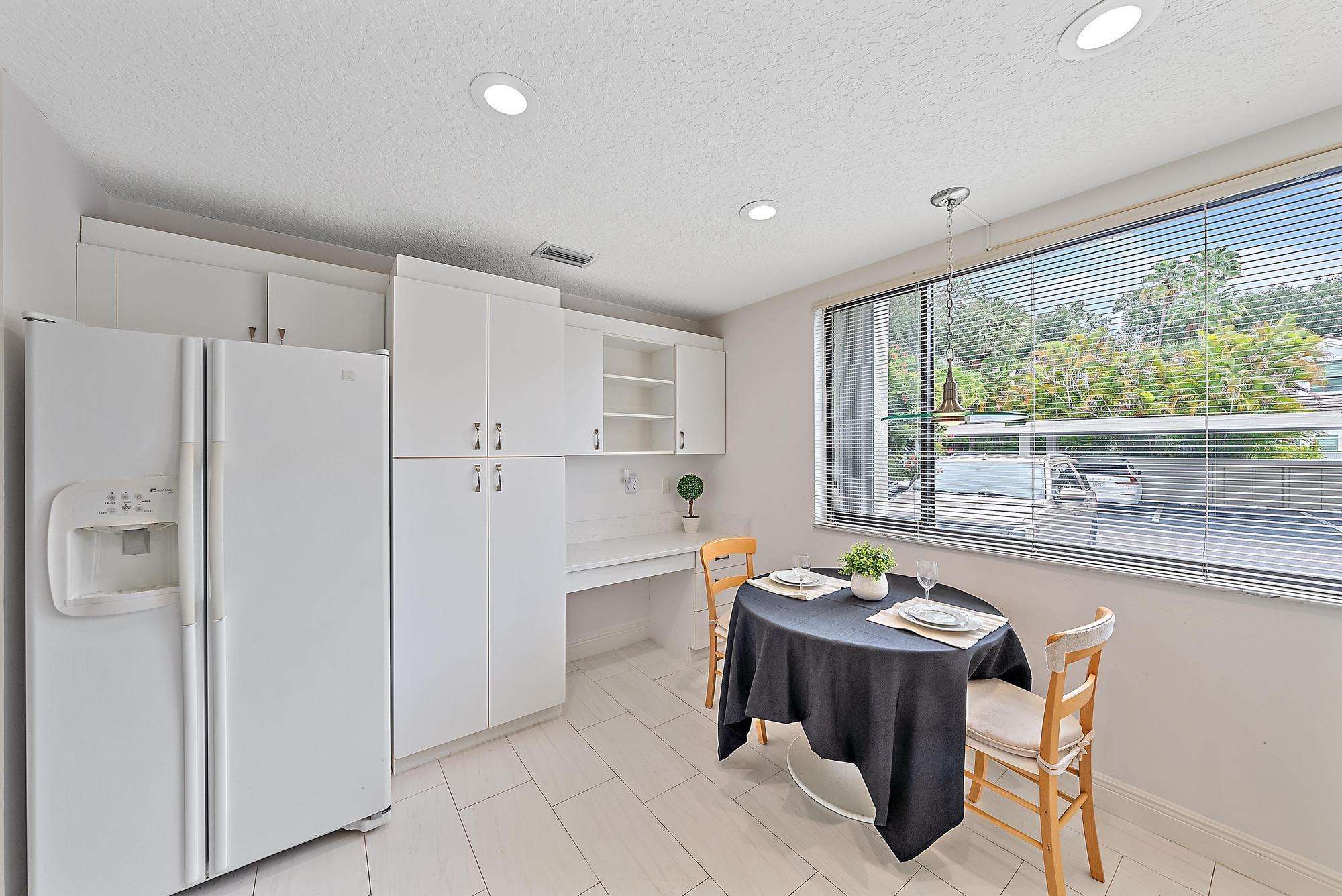 OAK HARBOUR CONDOS - Residential Lease
