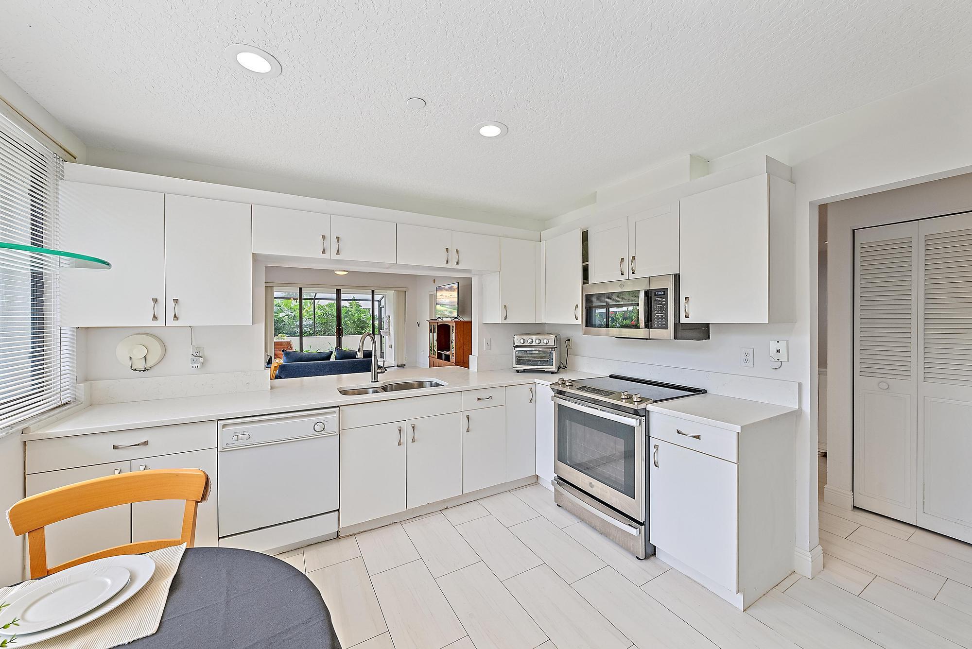 OAK HARBOUR CONDOS - Residential Lease