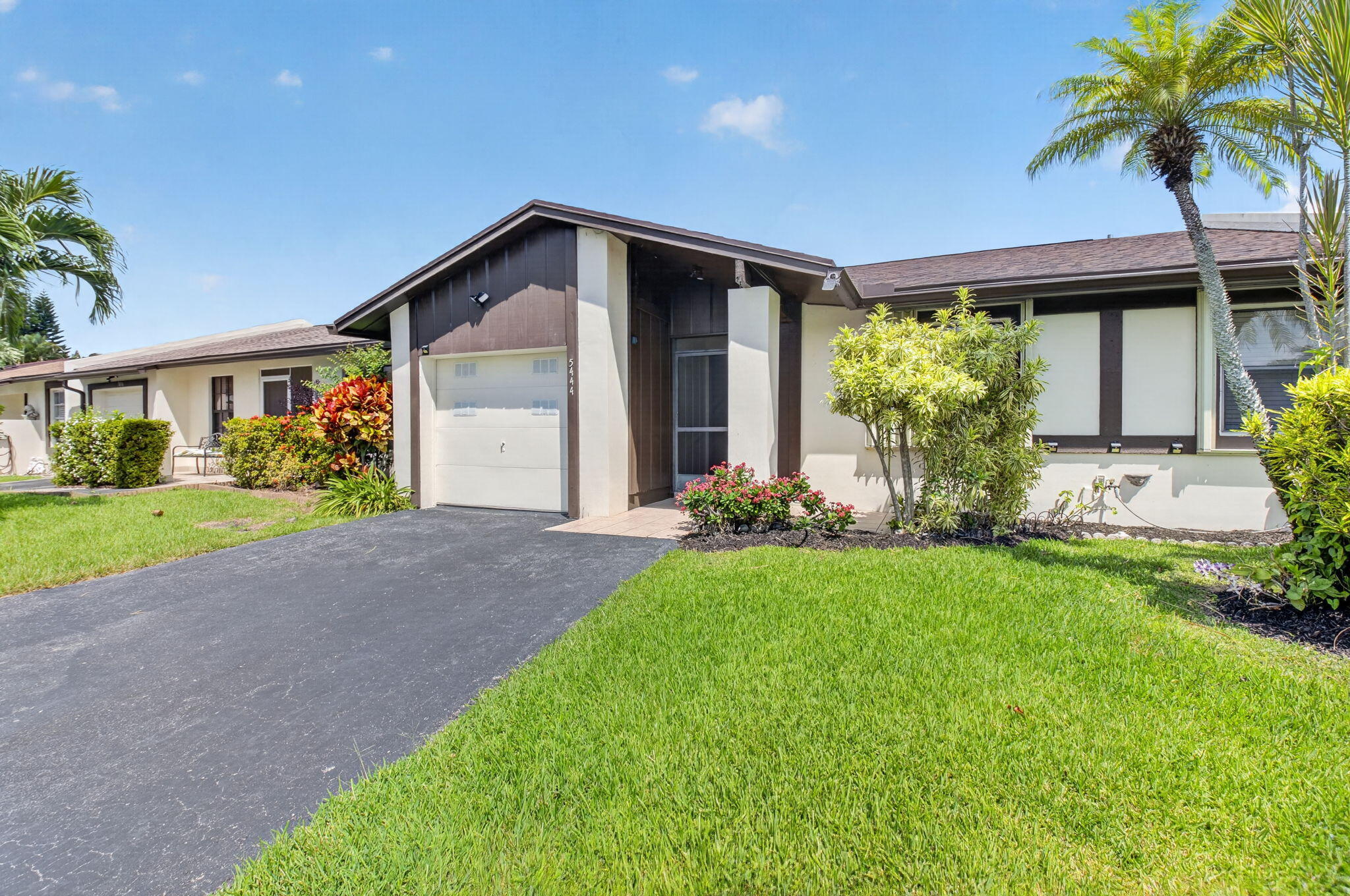 5444 Laurel Oak Street