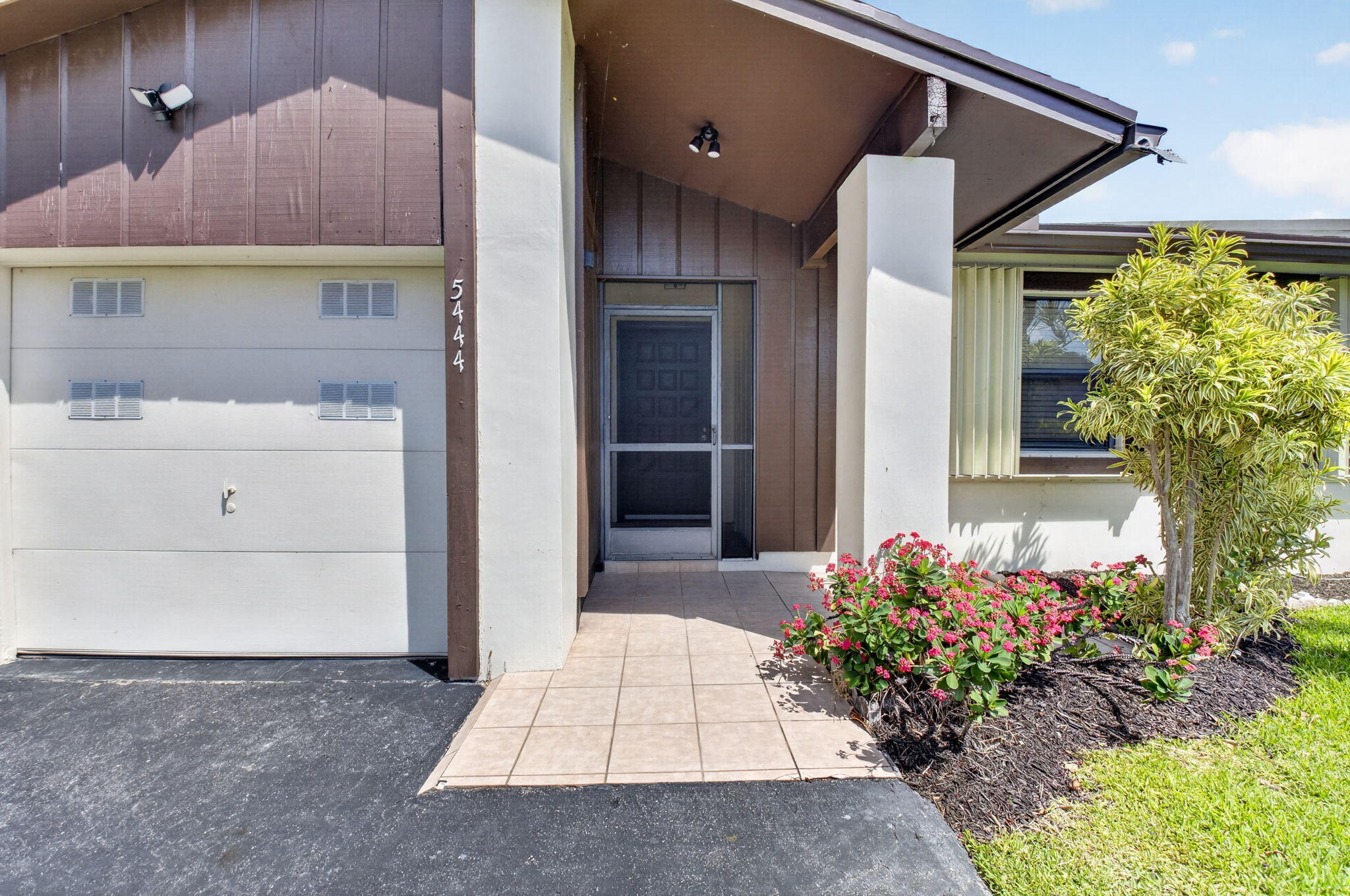 5444 Laurel Oak Street
