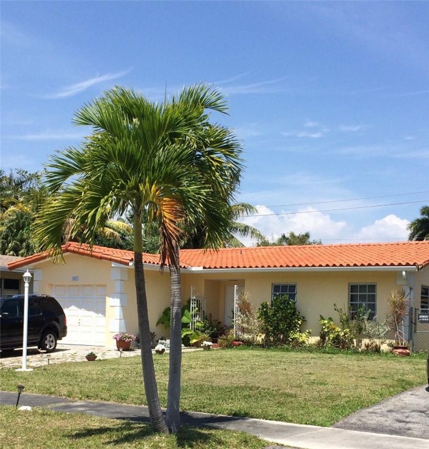 BIKE TO THE BEACH.  NO HOA FEE.  3/2 WITH A GARAGE.  EAT-IN-KKITCHEN, WITH GRANITE COUNTER TOP.  FENCED YARD.  LARGE PATIO. LARGE FAMILY ROOM AND DINING ROOM.   SHORT WALK TO A BEAUTIFUL PUBLIC PARK WITH WALKING PATH AND LAKE AT HARBOR ISLAND ENTRANCE.   EAST OF US#1.   SHORT DISTANCE TO AIRPORT, TRAIN, CASINO, DOG AND HORSE TRACK, DOWNTOWN HOLLYWOOD AND AVENTURA MALL.   ENJOY THE SUN-RISE, SURFF, SAND AND STREET DANCING ON THE BROAD WALK.  VACANT AND EASY TO SHOW.  ON LOCK BOX