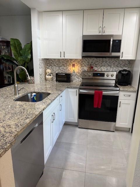 Remodeled in 2021, move-in ready. Ground floor unit offers easy access from parking lot to front door. Enclosed porch/Florida room adds space. Elegant 24" porcelain tile throughout. White Shaker 42" kitchen cabinets and granite counter tops in the kitchen. Pantry and additional cabinets were added to make this kitchen second to none.