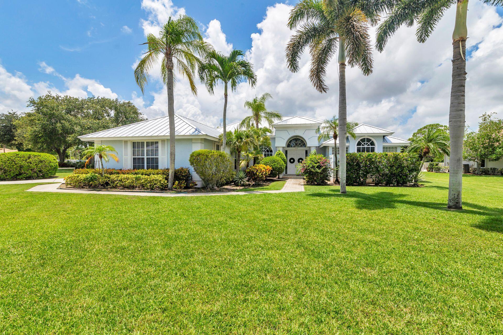 6025 Fountain Palm Drive, Jupiter, FL, 33458/$1,045,000 3 6025 Fountain Palm Drive