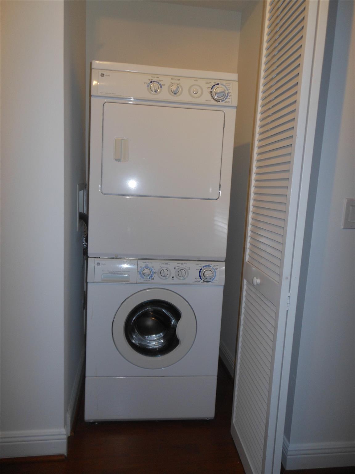 THE VILLAGE AT SAILBOAT B - Residential Lease