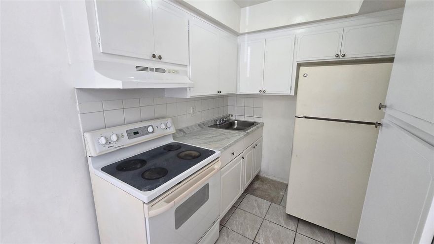 PAY ONLY 1 MONTH + $2000 DEPOSIT TO MOVE IN ! Corner unit located on the first floor featuring 1 bedroom and 1 bathroom. Very quiet complex. Situated in a highly sought-after location, great schools, easy access to the highways, restaurants, shopping, and much more. NO ASSOCIATION, landlord approval within 24-48 hours. No minimum credit score is required, but a clear background with no eviction history. This property is truly 'Move-In-Ready' Don't miss out on the opportunity.