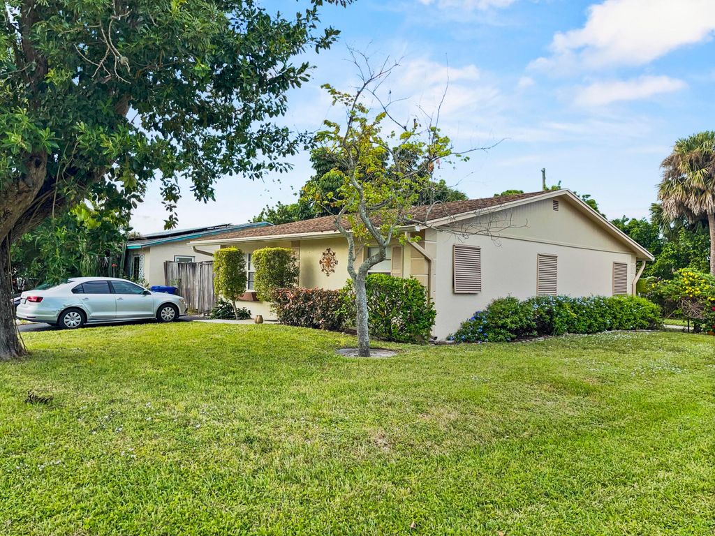 Photo of 1001 Comanche Street, Jupiter, FL 33458 (MLS # R10934960)