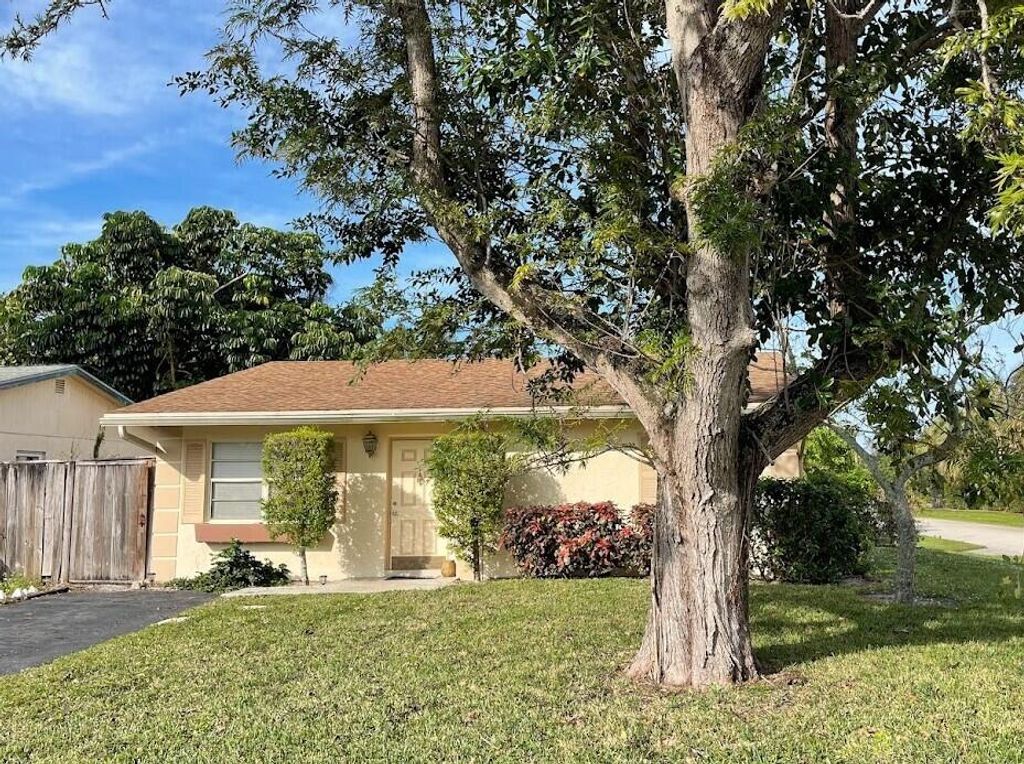 Photo of 1001 Comanche Street, Jupiter, FL 33458 (MLS # R10934960)