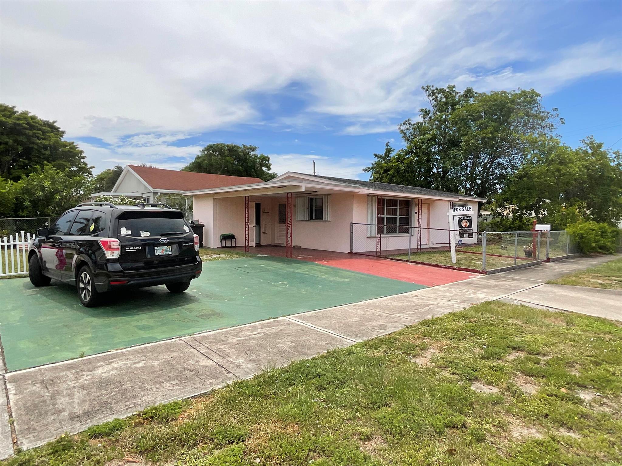 FANTASTIC Opportunity to own in a prime location! this 2/1 Home Ac Unit new 2019, Water Heater new 2024, Termite Tent done May 2025. It has a very large yard and is Conveniently located near Howard Park, City Place, Kravis Center, Downtown, The PBC Convention Center, Atlantic University, Flagler, and Palm Beach, less than 10 minutes to international Airport. It is located on the heart of West Palm Beach.Great for an investor (Airbnb) or someone that wants to be in the center of the action.