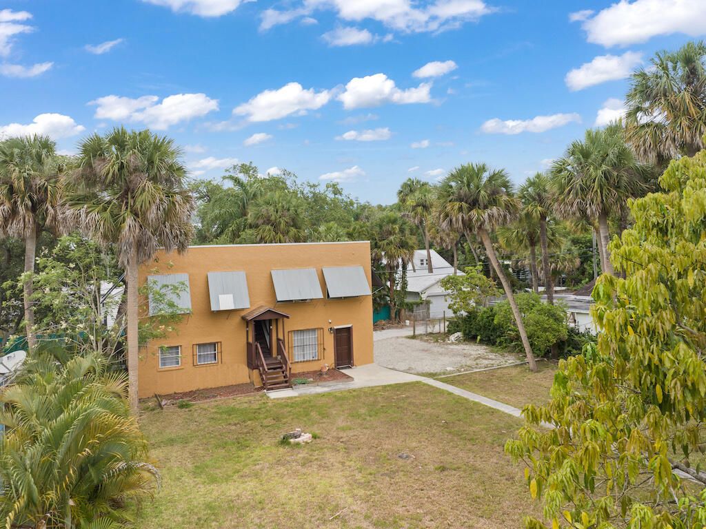 Photo of 902 Boston Avenue, Fort Pierce, FL 34950 (MLS # R11033024)