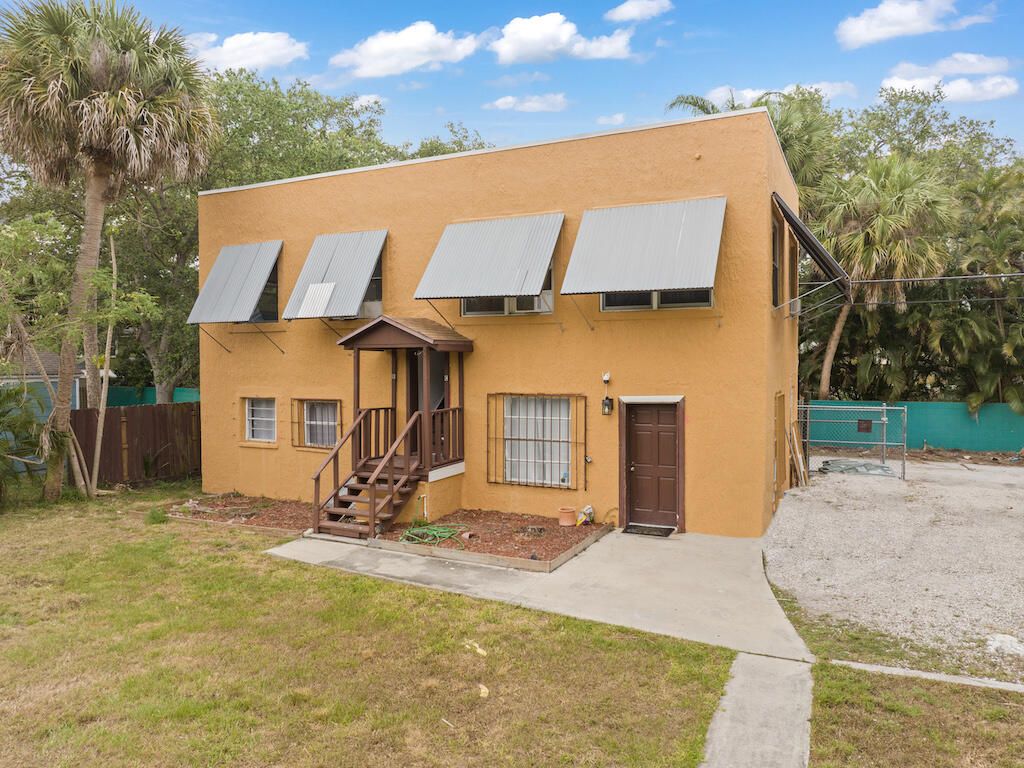 Photo of 902 Boston Avenue, Fort Pierce, FL 34950 (MLS # R11033024)