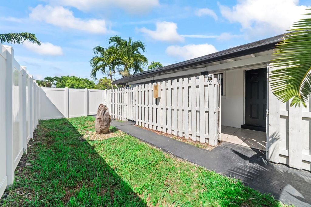 Photo of 814 NE 14 Place #2, Fort Lauderdale, FL 33304 (MLS # F10508604)