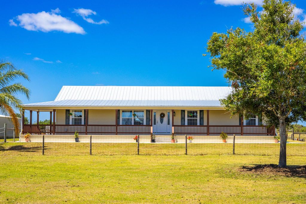 Photo of 1101 Trowbridge Road, Fort Pierce, FL 34945 (MLS # R10979490)