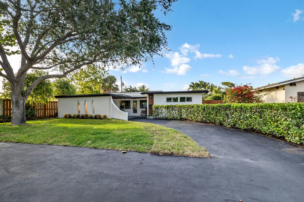 Photo of 1917 NE 26th Drive, Wilton Manors, FL 33306 (MLS # R10988515)