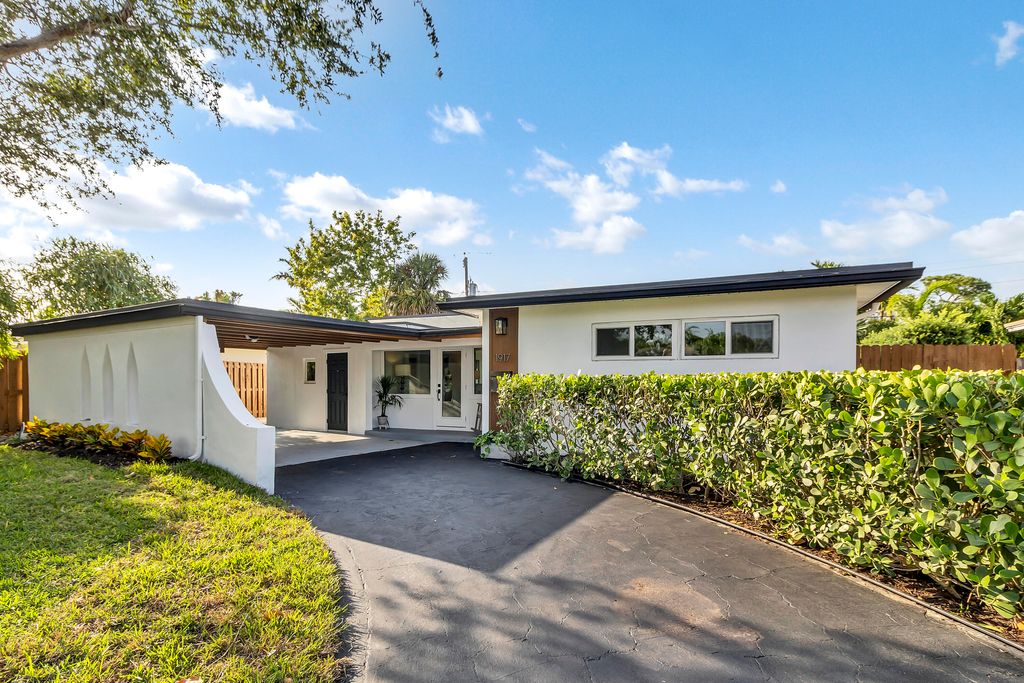 Photo of 1917 NE 26th Drive, Wilton Manors, FL 33306 (MLS # R10988515)