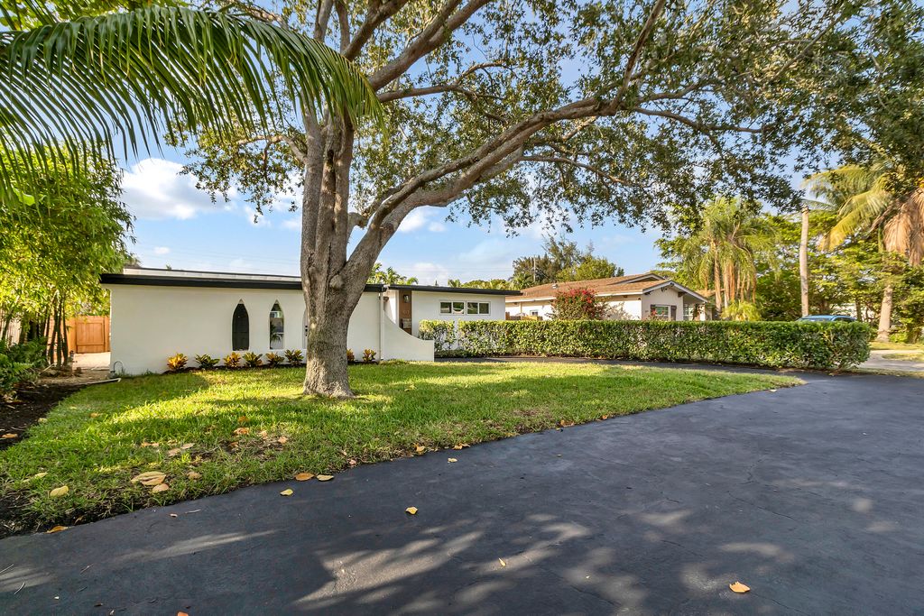 Photo of 1917 NE 26th Drive, Wilton Manors, FL 33306 (MLS # R10988515)