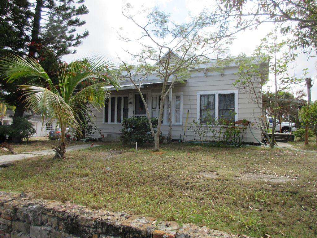 Photo of 603 Avenue Avenue E, Fort Pierce, FL 34950 (MLS # R11158675)