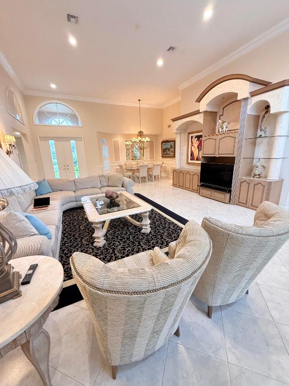 7633 La Corniche Circle