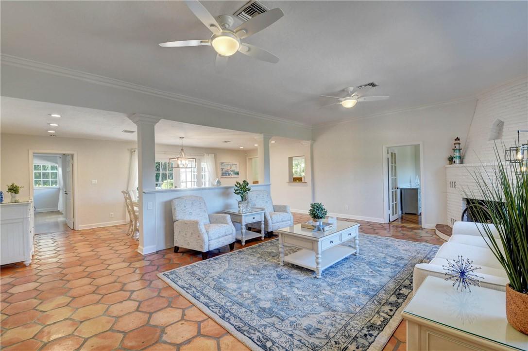 View photos, virtual tours, details... 302 NW 11th St