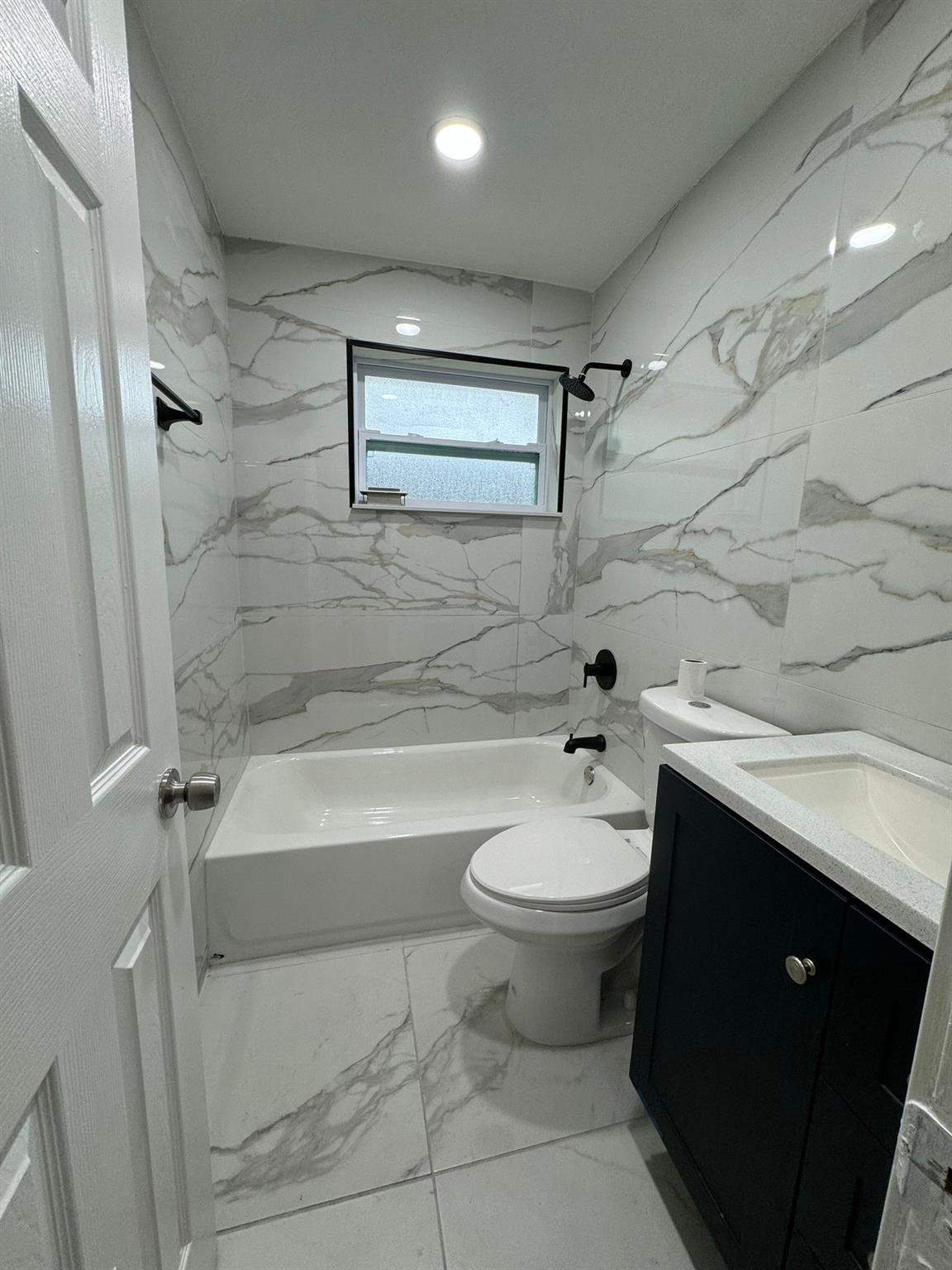 COMPLETELY RENOVATED UNIT! NEW KITCHEN! NEW APPLIANCES! NEW TILE FLOOR ! NEW BATHROOM! BIG BACK YARD!! PERFECT LOCATION ! FAST APPROVAL !